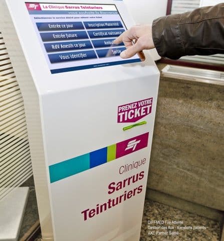 Illustration Un enjeu quotidien pour les établissements de santé : préparer et anticiper l’arrivée des patients, réguler les flux aux accueils et diminuer les temps d’attente